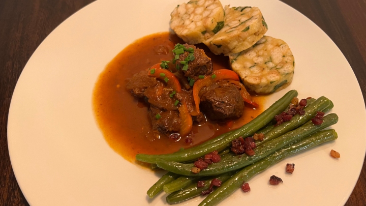Rindergulasch mit Semmelknödel und Speckbohnen