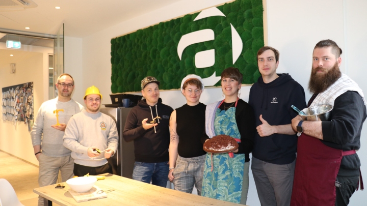 Das Team von astragon Entertainment und ihr Baustellen-Kucken