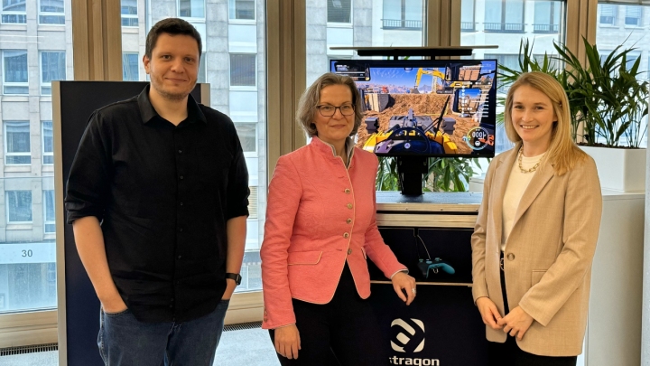 Tim Plöger (Head of Project Management astragon Entertainment), Ina Scharrenbach (Ministerin für Kommunales, Heimat, Bau und Digitalisierung des Landes Nordrhein-Westfalen) und Julia Pfiffer (Co-Geschäftsführerin astragon Entertainment) astragon Entertainment