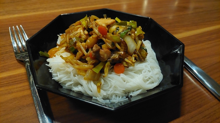 Bunter Wok mit Reisnudeln