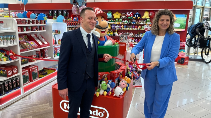 Marco Helm (Bereichsleiter Multi-Media/Entertainment, Müller) und Kathrin Tamburello (Sales Director Nintendo D-A-CH) Copyright: Müller