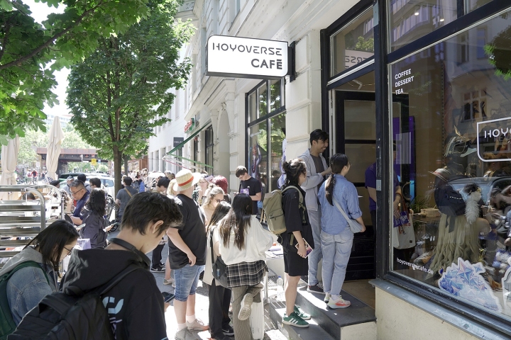 Viel Andrang: die Eröffnung des HoYoverse Café in Berlin Copyright: Yaqiong Wang